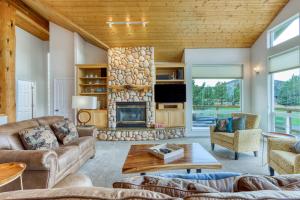 een woonkamer met een bank en een open haard bij Ridge Retreat in Redmond