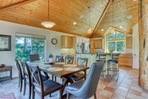 een keuken en eetkamer met een tafel en stoelen bij Ridge Retreat in Redmond