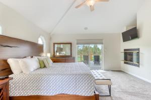 een slaapkamer met een groot bed en een plafondventilator bij Ridge Retreat in Redmond +40 foto's