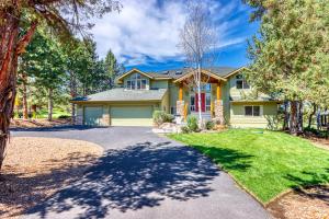 een kas met oprit bij Ridge Retreat in Redmond