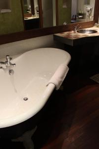 Koupelna v ubytování Logis Hôtel Les Pages