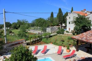 - un groupe de chaises et une piscine dans une cour dans l'établissement Luxury villa with a swimming pool Manjadvorci, Marcana - 7731, à Barban