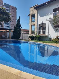 una piscina frente a un edificio en Pousada & Hostel Boca da Barra en Itanhaém