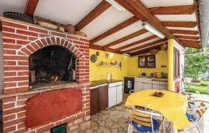 Kuchyňa alebo kuchynka v ubytovaní Apartments with a parking space Lovran, Opatija - 7673