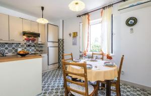 kuchnia ze stołem i krzesłami w kuchni w obiekcie Apartments with a parking space Lovran, Opatija - 7673 w mieście Lovran