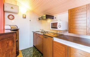 Kuchyňa alebo kuchynka v ubytovaní Apartments with a parking space Lovran, Opatija - 7673