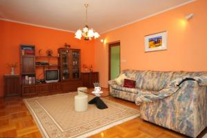 sala de estar con sofá y mesa en Holiday house with a parking space Krsan - Vlasici, Central Istria - Sredisnja Istra - 7685, en Kršan
