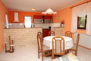 cocina con mesa y sillas en una habitación en Holiday house with a parking space Krsan - Vlasici, Central Istria - Sredisnja Istra - 7685, en Kršan