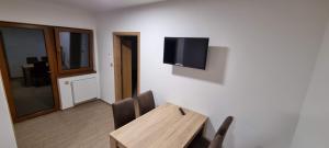 Televízia a/alebo spoločenská miestnosť v ubytovaní Apartmány Adieu 2
