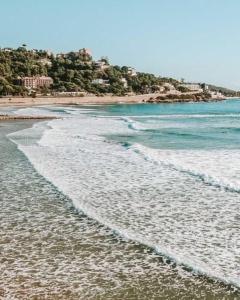 een strand met golven uit de oceaan bij El Rincón de Rita - Benicassim in Benicàssim