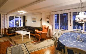 Khu vực ghế ngồi tại 4 Bedroom Lovely Home In Grebbestad