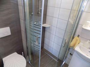 Un baño con ducha, inodoro y lavabo. en Studio Moscenice 7689a, en Mošćenička Draga