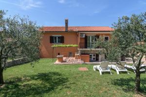 Vonkajšia záhrada v ubytovaní Family friendly house with a parking space Sveti Martin, Central Istria - Sredisnja Istra - 7849