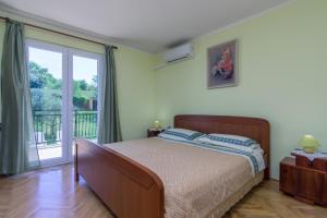 - une chambre avec un lit et une porte coulissante en verre dans l'établissement Family friendly house with a parking space Sveti Martin, Central Istria - Sredisnja Istra - 7849, à Ružići