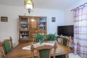 une salle à manger avec une table et une télévision dans l'établissement Family friendly house with a parking space Sveti Martin, Central Istria - Sredisnja Istra - 7849, à Ružići