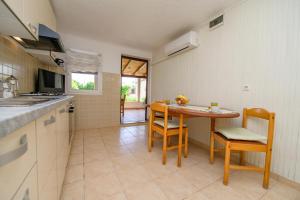 Kuchyň nebo kuchyňský kout v ubytování Apartment Nerezine 7963b