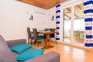 a living room with a table and a dining room at Apartments by the sea Nerezine, Losinj - 7963 in Nerezine