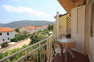 a balcony with a table and chairs and a view at Apartments with a parking space Cres - 7994 in Cres