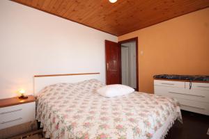 una camera con un letto e due comodini e un letto sidx sidx sidx di Holiday house with WiFi Stivan, Cres - 7995 a Štivan