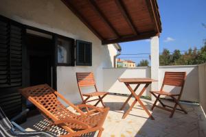 un gruppo di sedie e un tavolo su un patio di Holiday house with WiFi Stivan, Cres - 7995 a Štivan