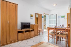Televízia a/alebo spoločenská miestnosť v ubytovaní Apartments with a parking space Moscenicka Draga, Opatija - 7766