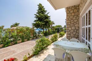 Balkón alebo terasa v ubytovaní Apartments with a parking space Moscenicka Draga, Opatija - 7766