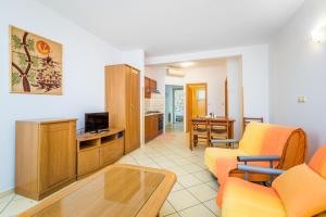 Televízia a/alebo spoločenská miestnosť v ubytovaní Apartments with a parking space Moscenicka Draga, Opatija - 7766