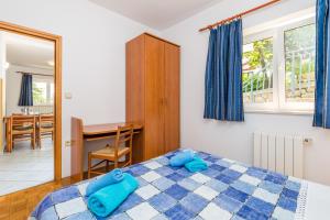 sypialnia z łóżkiem i jadalnią w obiekcie Apartment Moscenicka Draga 7766b w mieście Mošćenička Draga