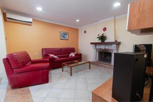 uma sala de estar com sofás vermelhos e uma lareira em Apartments with WiFi Rijeka - 7825 em Rijeka