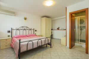 um quarto com uma cama e uma casa de banho com um chuveiro em Rooms by the sea Moscenicka Draga, Opatija - 7767 em Mošćenička Draga