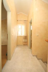 un corridoio di una casa con scala e finestra di Holiday house with a parking space Nerezine, Losinj - 8016 a Nerezine (Neresine)