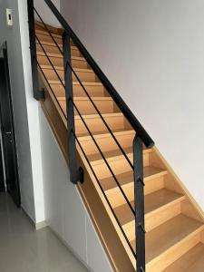 Una escalera con escalones de madera en una casa en Casa Christel en Mechelen