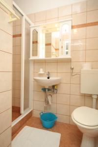 łazienka z toaletą i umywalką w obiekcie Apartment Mali Losinj 7991b w miejscowości Mali Lošinj