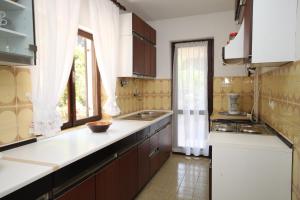 Kuchyňa alebo kuchynka v ubytovaní Apartments with WiFi Mali Losinj (Losinj) - 7992