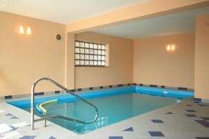 Bazén v ubytování Family friendly house with a swimming pool Opatija - Volosko, Opatija - 7920 nebo v jeho okolí