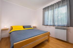 Posteľ alebo postele v izbe v ubytovaní Apartments with a parking space Lovran, Opatija - 7869