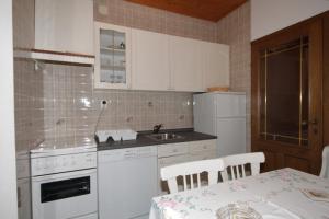 Η κουζίνα ή μικρή κουζίνα στο Apartments and rooms with parking space Moscenicka Draga, Opatija - 7772 +44 φωτογραφίες
