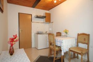 Η κουζίνα ή μικρή κουζίνα στο Apartments and rooms with parking space Moscenicka Draga, Opatija - 7772