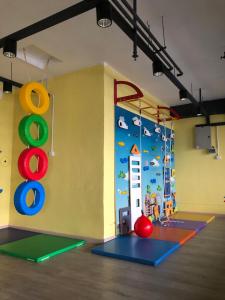 une salle de jeux avec un mur et une salle de jeux dans l'établissement MyHabitat Residence Jalan Tun Razak, à Kuala Lumpur