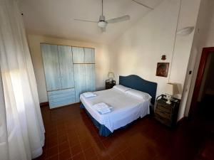 1 dormitorio con 1 cama blanca en una habitación en Villa fantastica Villasimius, en Capitana