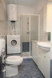 Apartments by the sea Opatija - 7830 في أوباتيا: حمام مع مرحاض ومغسلة وغسالة