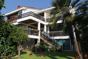 Zdjęcie z galerii obiektu Apartments with a parking space Opatija - 7831 w mieście Opatija