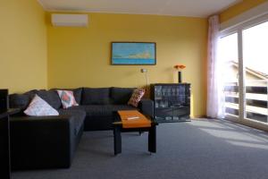 - un salon avec un canapé et une table dans l'établissement Apartments with a parking space Opatija - 7831, à Opatija