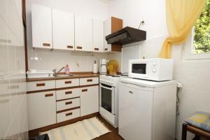 Zdjęcie z galerii obiektu Apartments with a parking space Opatija - 7831 w mieście Opatija