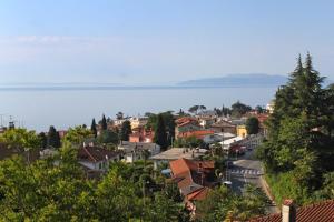 Zdjęcie z galerii obiektu Apartments with a parking space Opatija - 7831 w mieście Opatija