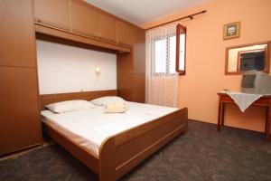 sypialnia z dużym łóżkiem w pokoju w obiekcie Apartments and rooms by the sea Mali Losinj (Losinj) - 7977 w miejscowości Mali Lošinj