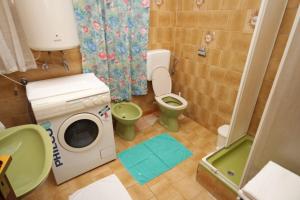 O baie la Apartments and rooms by the sea Mali Losinj (Losinj) - 7977 +21 fotografii