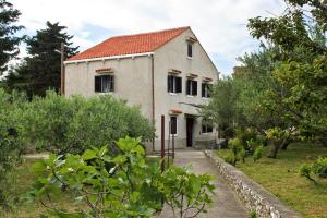 un bâtiment blanc avec un toit rouge dans l'établissement Holiday house with a parking space Sveti Jakov, Losinj - 7950, à Nerezine