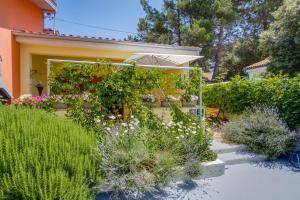 Vonkajšia záhrada v ubytovaní Apartments by the sea Artatore, Losinj - 7952