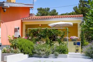 Vonkajšia záhrada v ubytovaní Apartments by the sea Artatore, Losinj - 7952
